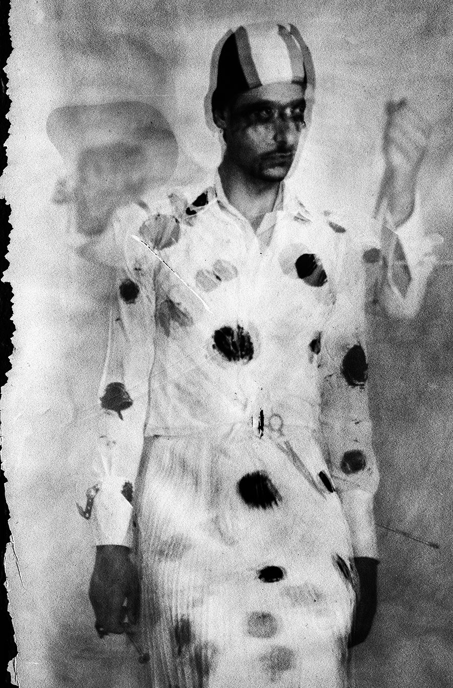 Ganzkörperporträt mit Badekappe und gepunktetem Kleid, Schere am Gürtel, Doppelschatten im Hintergrund, Kamera Mentor, ORWO Fotopapier, analoge Fotografie Meeresschnee 4