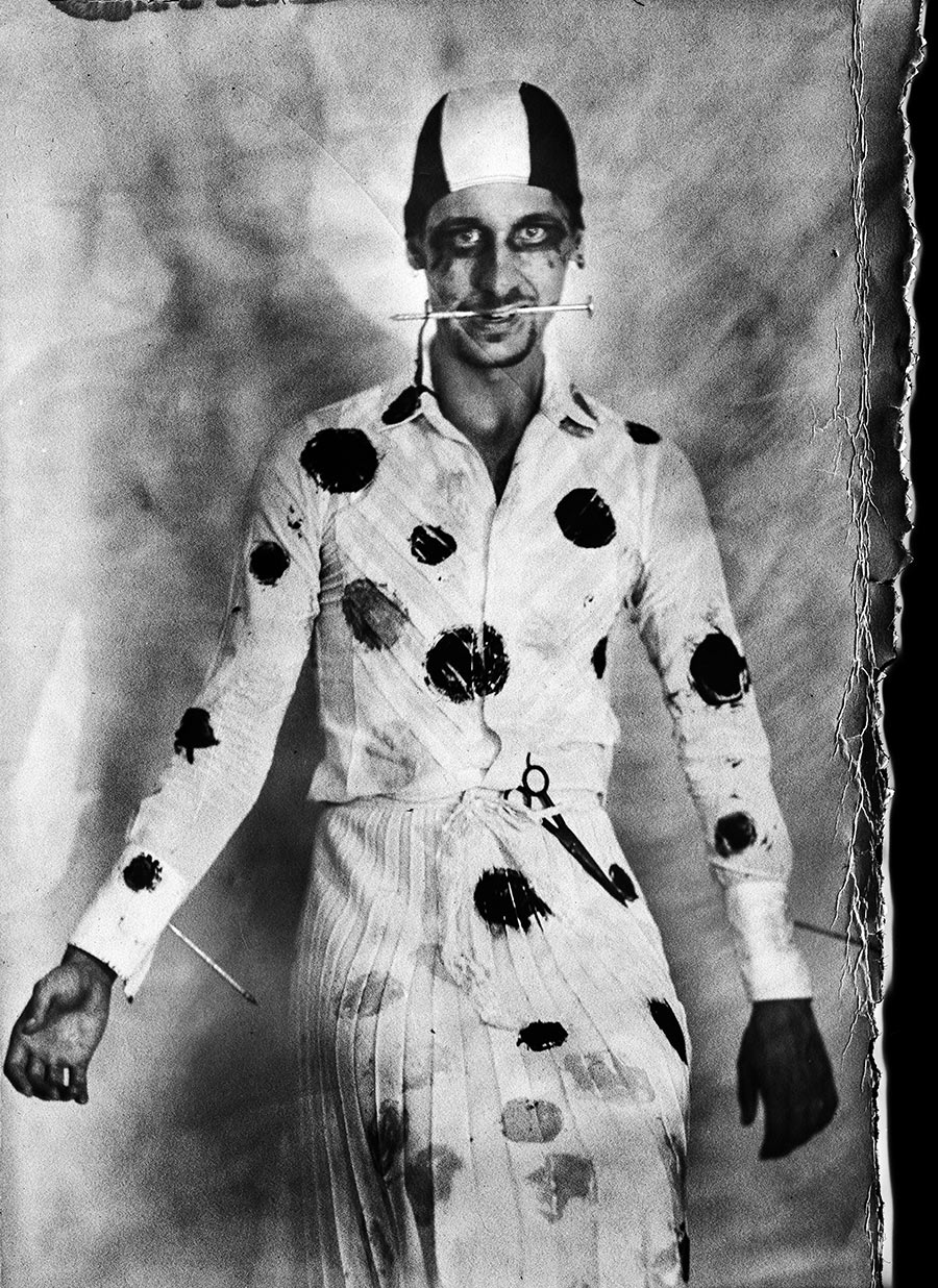 Frontalporträt mit Stäbchen im Mund, Badekappe, gepunktetes Kleid, Schere am Gürtel, Kamera Mentor, ORWO Fotopapier, analoge Inszenierung Meeresschnee 4