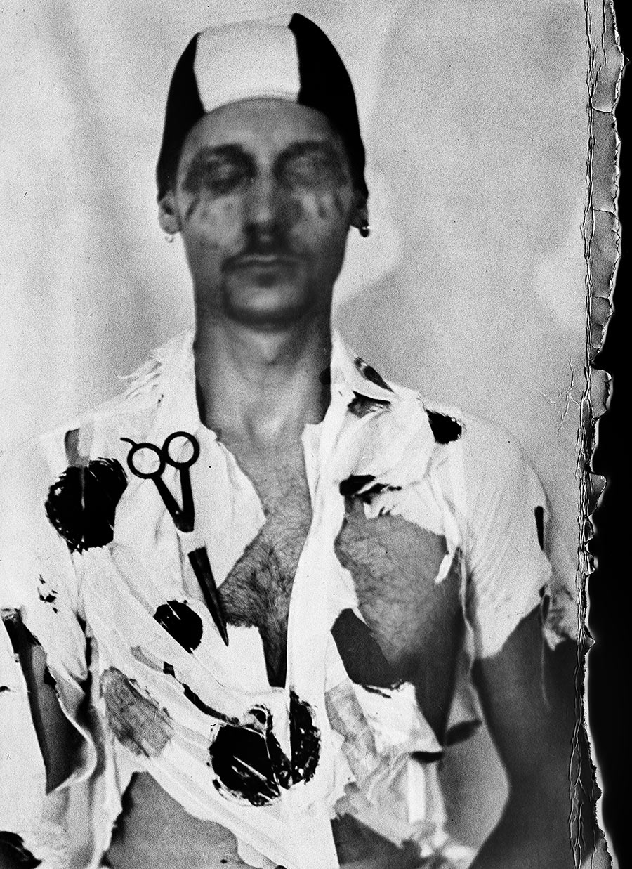 Frontalporträt mit geschlossenen Augen, Badekappe, zerrissenes geflecktes Hemd, Schere am Stoff befestigt, Kamera Mentor, ORWO Fotopapier, analoge Fotografie Meeresschnee 4