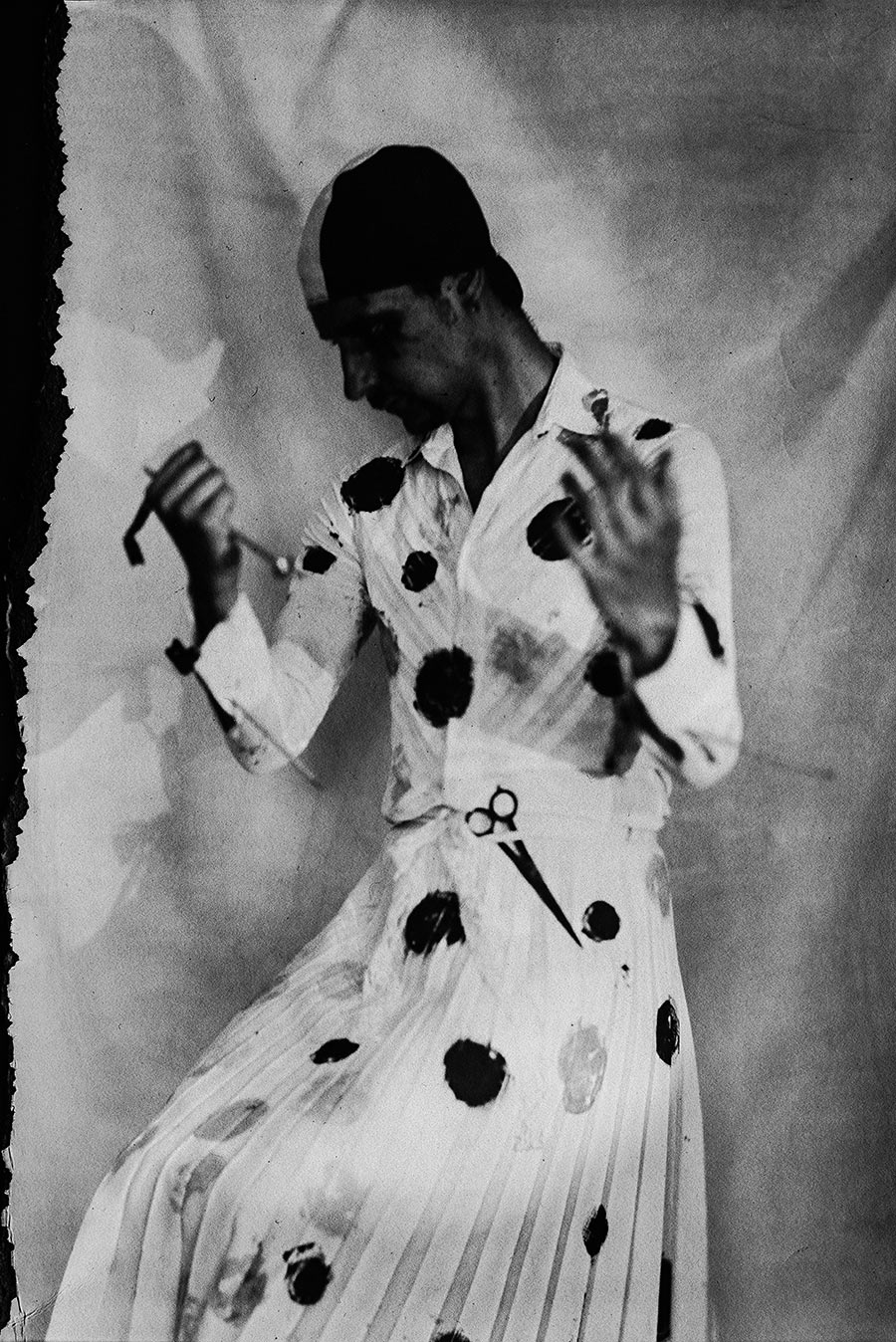 Bewegtes Porträt mit erhobenen Händen und Schere, Badekappe, gepunktetes Kleid, Kamera Mentor, ORWO Fotopapier, analoge Unschärfe, Meeresschnee 4