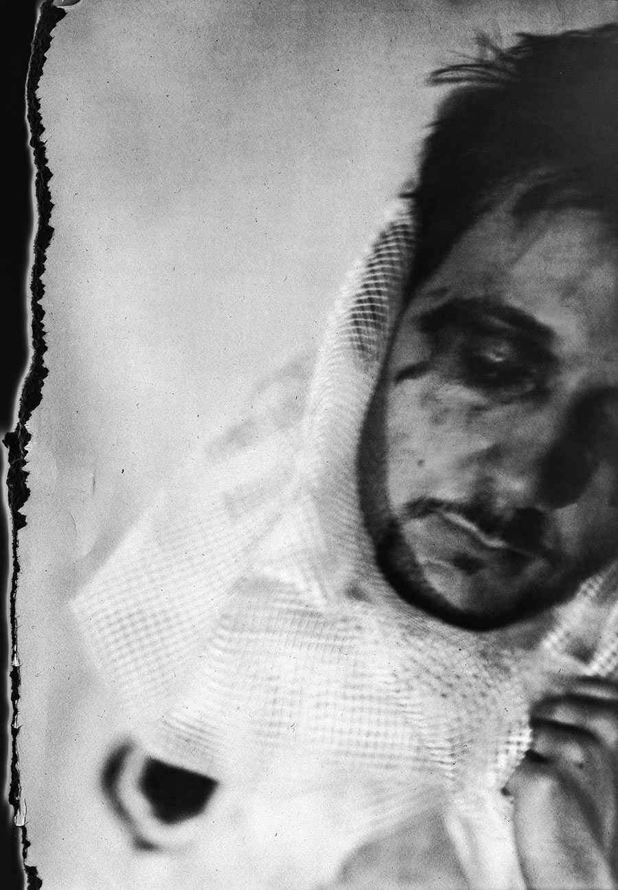Nahaufnahme Gesicht hinter Netzstoff, nach unten geneigter Blick, Hand hält Stoff, Kamera Mentor Schwarzweißfotografie, ORWO Fotopapier, analoge Fotografie Meeresschnee 4