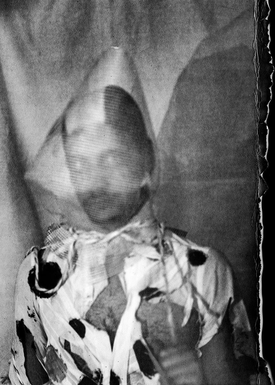 Verschwommenes Kopfporträt mit gestreiftem Lichtmuster, geflecktes Hemd, Kamera Mentor Schwarzweißaufnahme, ORWO Fotopapier, analoge Fotografie Meeresschnee 4