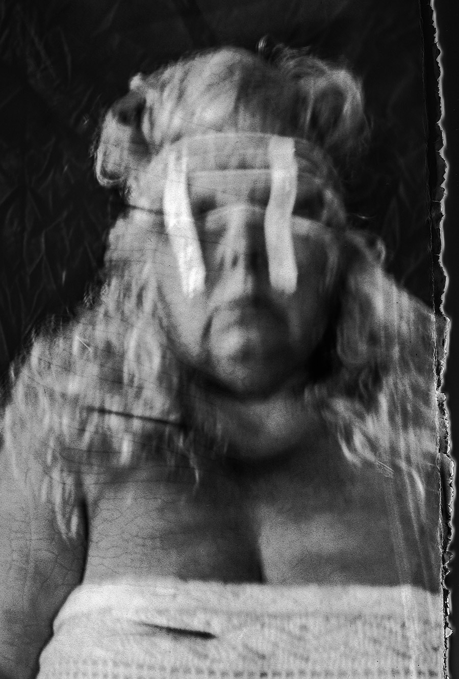 Analoges Selbstporträt auf Fotopapier, Klebestreifen kreuzförmig über Augen geklebt, Langzeitbelichtung, Bewegungsunschärfe, Kamera Mentor, Serie Scheinbarkeit, Antje Kröger