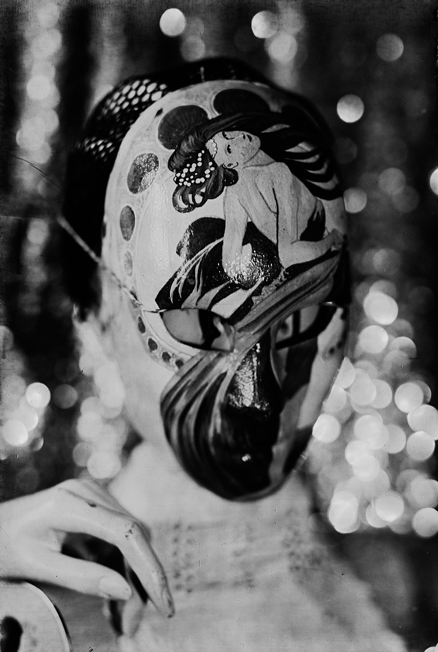 Analoges Portrait auf Fotopapier, Frau trägt bemalte Maske mit Jugendstil-Frauenmotiv, inszenierte Analogfotografie, Kamera Mentor, Serie Scheinbarkeit, Antje Kröger