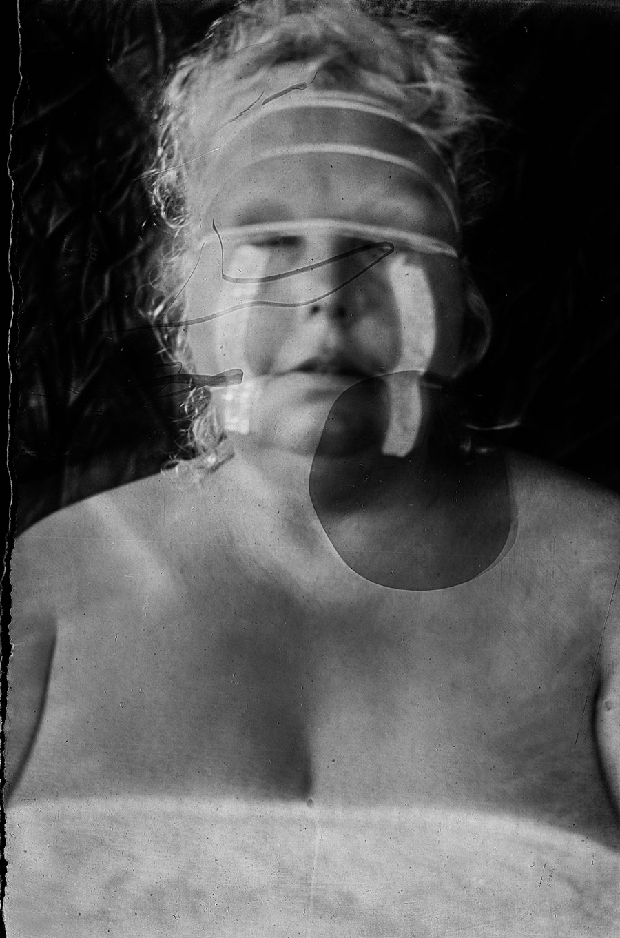 Analoges Selbstporträt auf Fotopapier, Gummibänder quer über Gesicht gespannt, nackter Oberkörper, Langzeitbelichtung, Kamera Mentor, Serie Scheinbarkeit, Antje Kröger