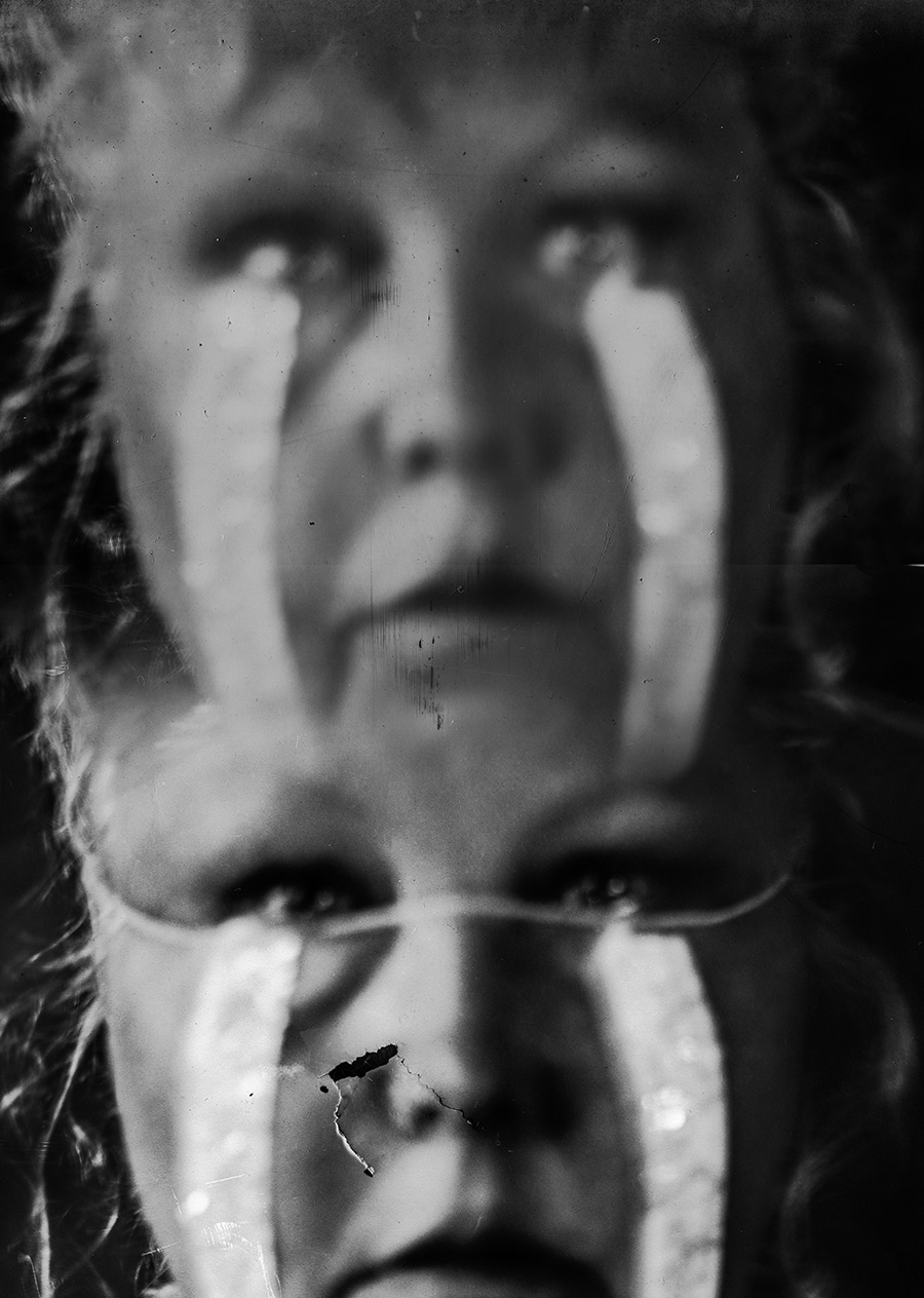 Analoges Selbstporträt auf Fotopapier, transparente Folie mit Klebestreifen über Gesicht, Riss im Material, direkter Blick, Langzeitbelichtung, Kamera Mentor, Serie Scheinbarkeit, Antje Kröger