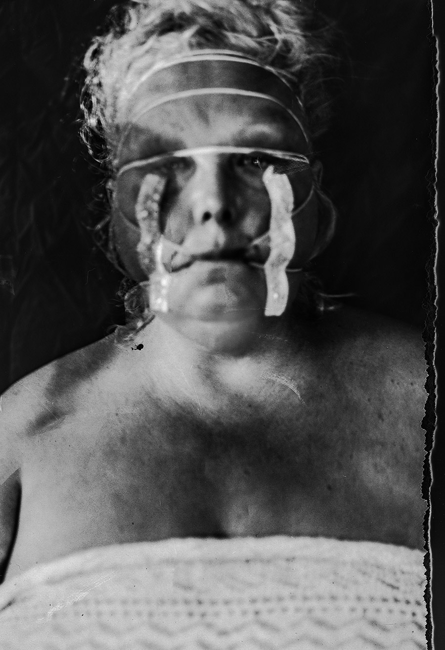 Analoges Selbstporträt auf Fotopapier, Gummibänder über Gesicht gespannt, Wachs an Mund und Wangen, nackter Oberkörper, Kamera Mentor, Serie Scheinbarkeit, Antje Kröger
