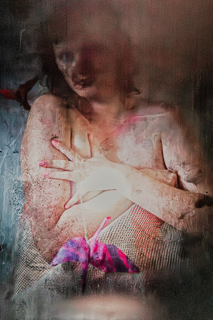 Verschwommenes Porträt mit rosa-violettem Origami-Kranich am Kopf, starke Vintage-Körnung, Leica Q through the viewfinder Mentor, traumhafte Fotokunst Vogelfrei