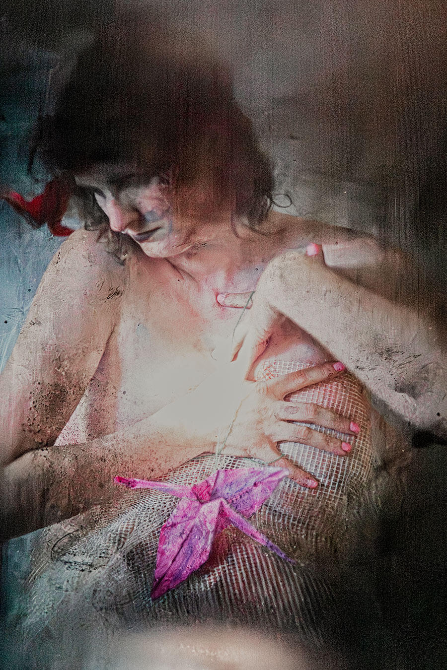 Aktporträt mit Händen in den Hüften, roter Origami-Kranich, starke Vintage-Textur, Leica Q through the viewfinder Mentor, inszenierte Fotografie Vogelfrei