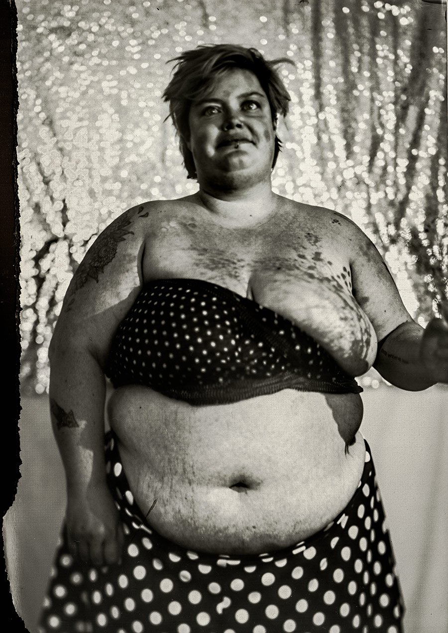 Frontalporträt einer dicken tätowierten Frau mit gepunktetem Tuch um den Oberkörper, analoge Großformataufnahme mit Kamera Mentor, unretuschierte Körperdarstellung, Fine-Art-Fotografie