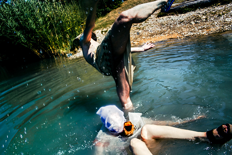 Alt: körper kippt kopfüber ins wasser, sprung über netzverhüllte figur, inszenierte performance-fotografie serie fischtanz, canon 6d pentacon-objektiv