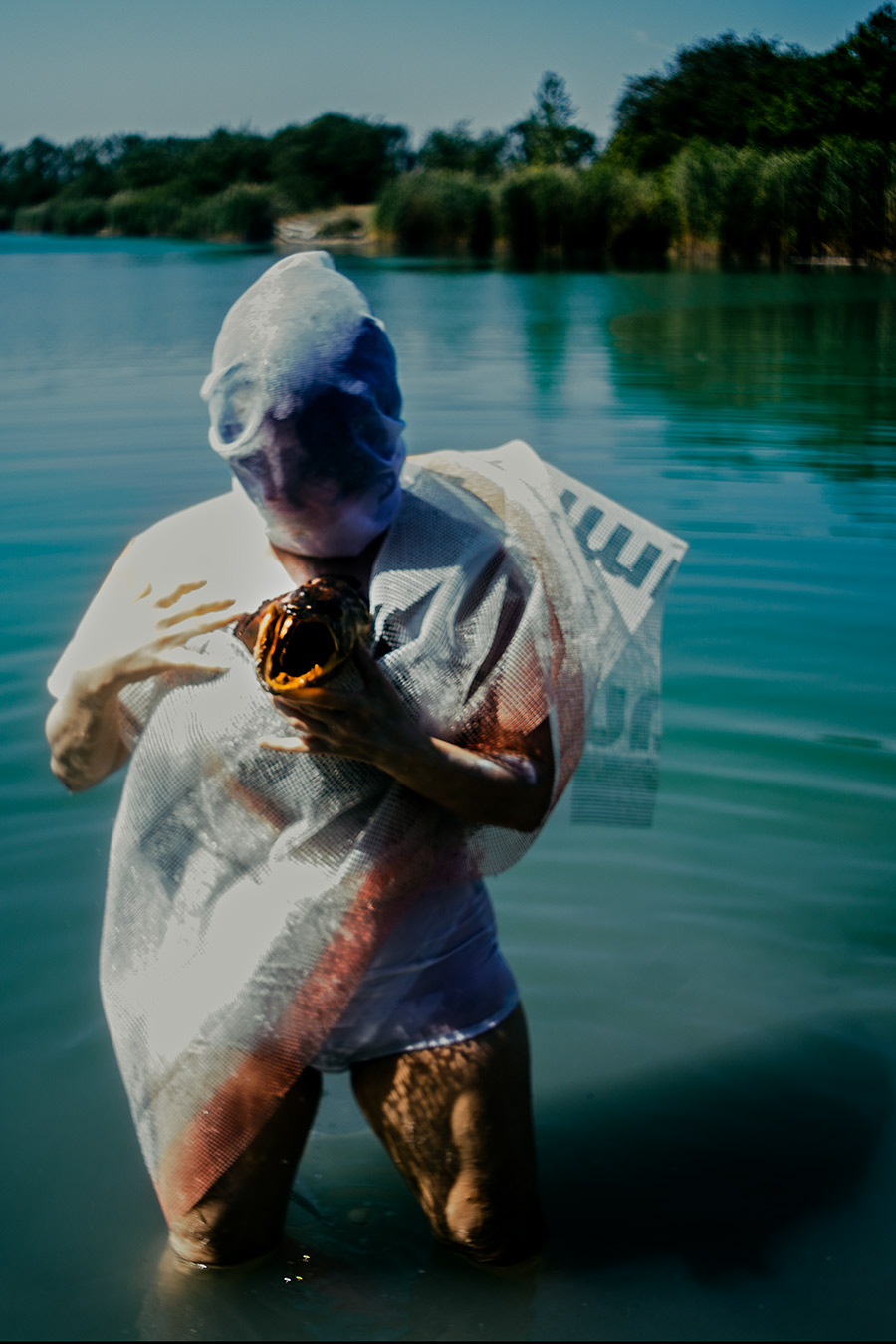 figur mit weißer netzhaube hält toten fisch im arm, wasser bis zum knie, inszenierte fotoserie fischtanz, pentacon m42 objektiv canon 6d figur mit weißer netzhaube hält toten fisch im arm, wasser bis zum knie, inszenierte fotoserie fischtanz, pentacon m42 objektiv canon 6d