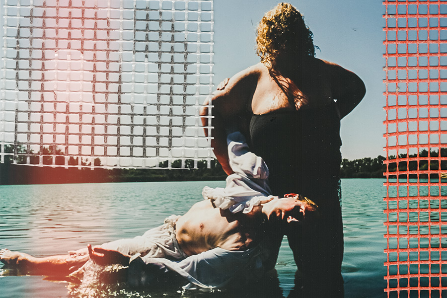 dicke frau steht über liegendem tänzer im wasser, machtvolle schlusspose schwanensee-serie teil 3, canon 6d pentacon m42
