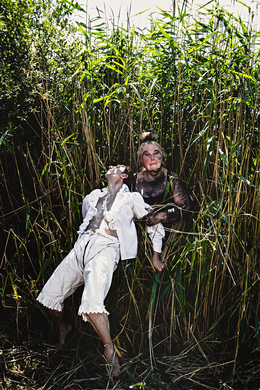 tänzer liegt zurückgelehnt im gras, dicke frau hält ihn im arm, choreografisches duo schwanensee-serie, pentacon m42