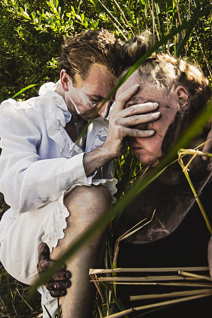 tänzer bedeckt gesicht der dicken frau mit hand, zärtliche geste im ried, dramatische fotoserie schwanensee, canon 6d