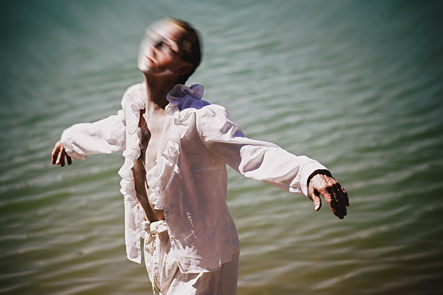 tänzer in bewegungsunschärfe am wasser, weißes rüschenhemd im wind, tanzfotografie schwanensee-serie, canon 6d pentacon m42