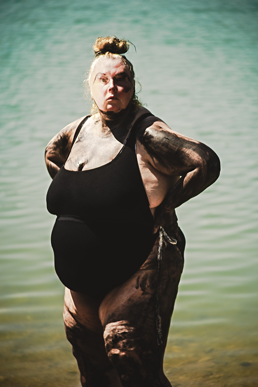 dicke frau in schwarzem badeanzug am see, körper mit dunkler farbe bemalt, fine-art-akt-fotografie schwanensee, canon 6d pentacon