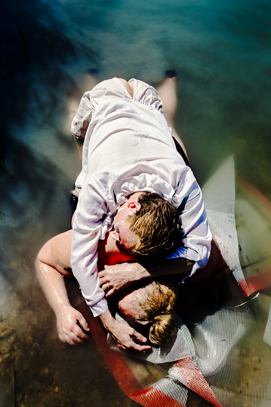 verschlungene körper von oben fotografiert im wasser, netzstoff um beine, luftaufnahme schwanensee-serie teil 2, canon 6d