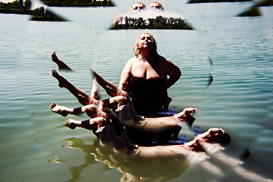 mehrfachbelichtung dicke frau mit gespiegelten beinen im wasser, experimentelle fotografie schwanensee-serie teil 3