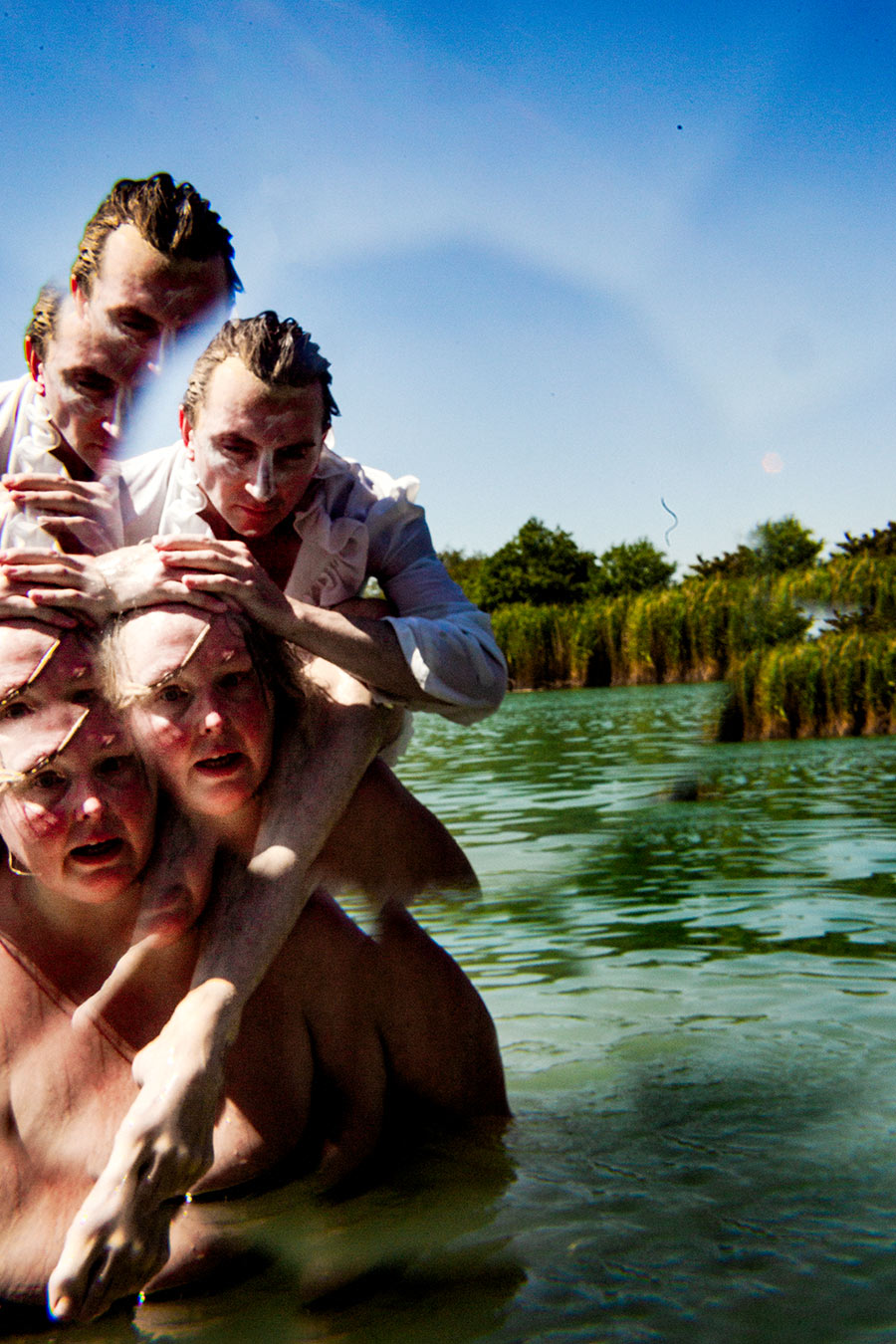 mehrfachbelichtung tänzer und dicke frau im wasser, surreale traumhafte komposition schwanensee-serie teil 3, canon 6d pentacon