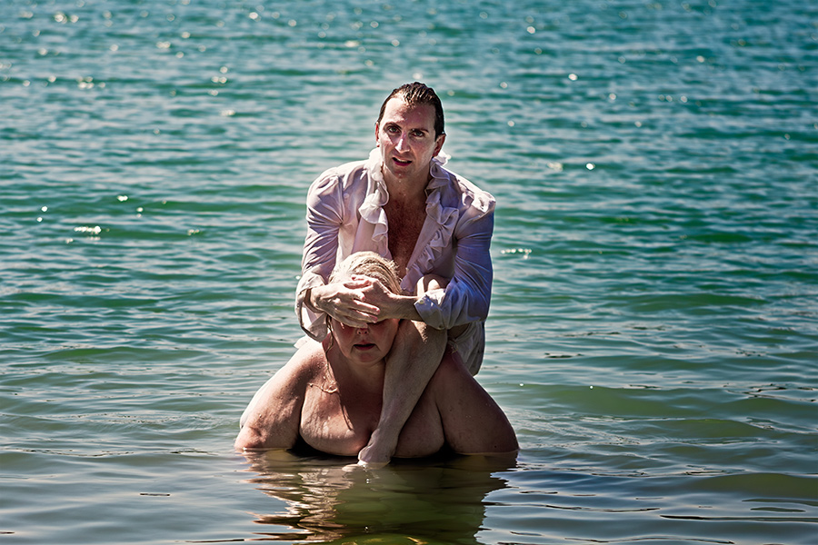 tänzer sitzt auf schultern der dicken frau, hand über ihrem gesicht, machtvolle komposition schwanensee-serie teil 3, pentacon m42