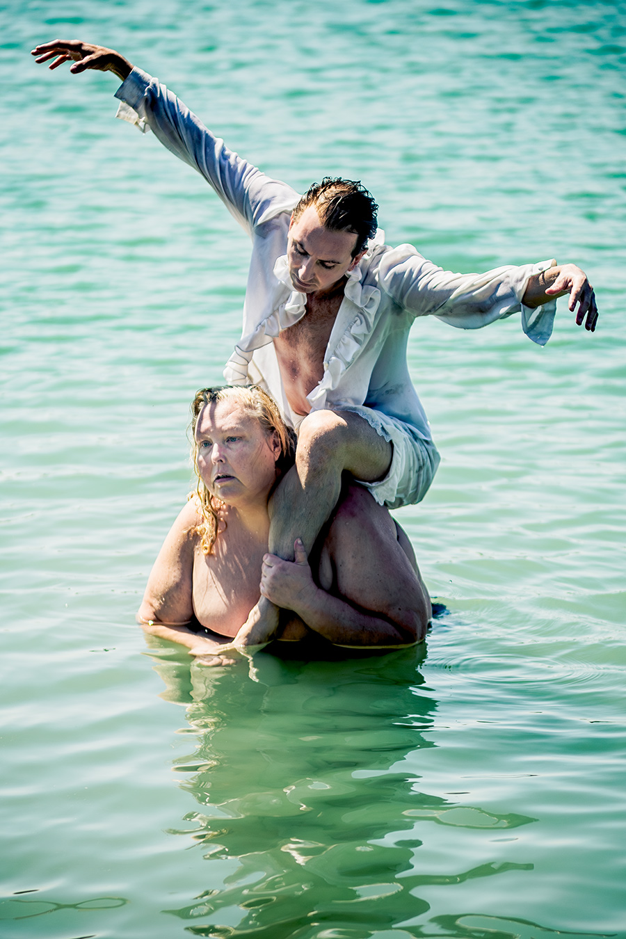 tänzer balanciert auf schultern der dicken frau im wasser, akrobatische duo-komposition schwanensee-serie teil 3, canon 6d
