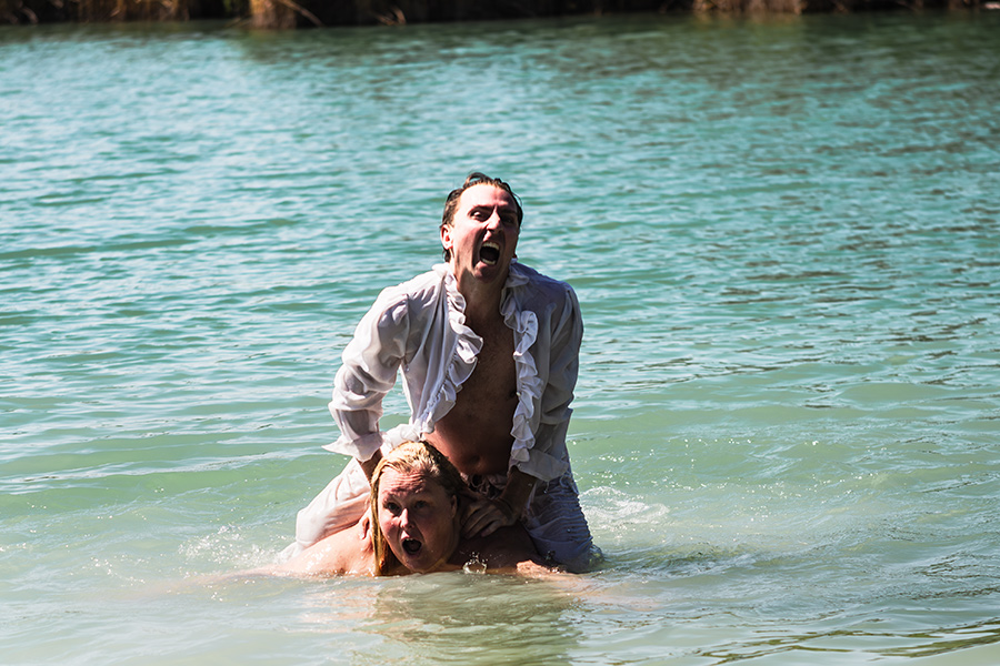 tänzer schreit über gebeugter dicker frau im wasser, intensiver moment schwanensee-serie teil 3, canon 6d