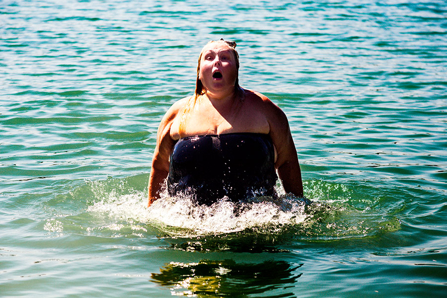 dicke frau springt aus dem wasser mit offenem mund, dynamische bewegungsaufnahme schwanensee-serie teil 3, pentacon-objektiv