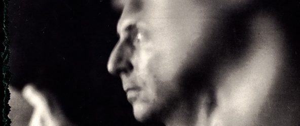 unscharfes profilporträt mann mit erhobener hand, poetische analogfotografie sprezzatura, kamera mentor agfapapier
