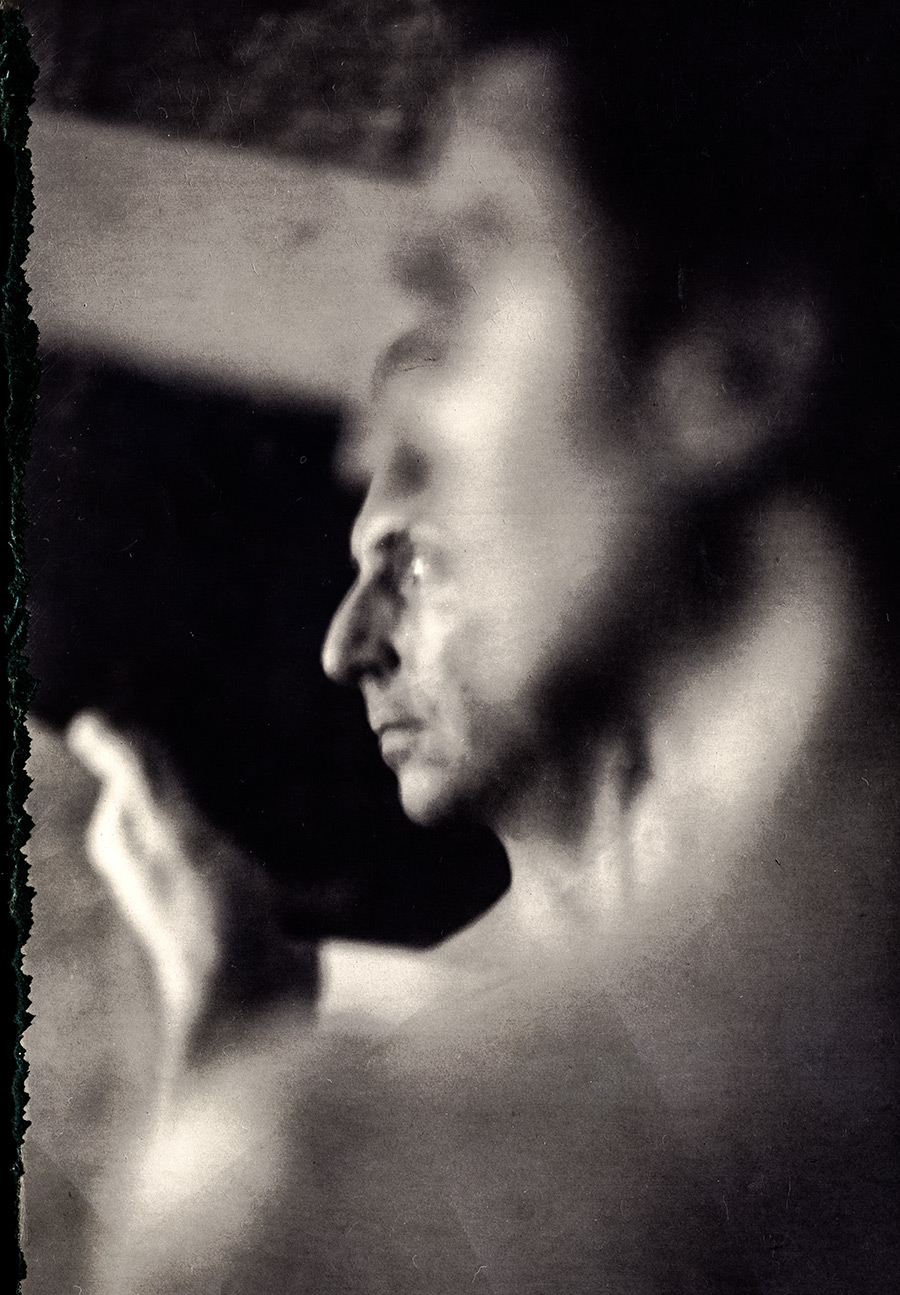 unscharfes profilporträt mann mit erhobener hand, poetische analogfotografie sprezzatura, kamera mentor agfapapier