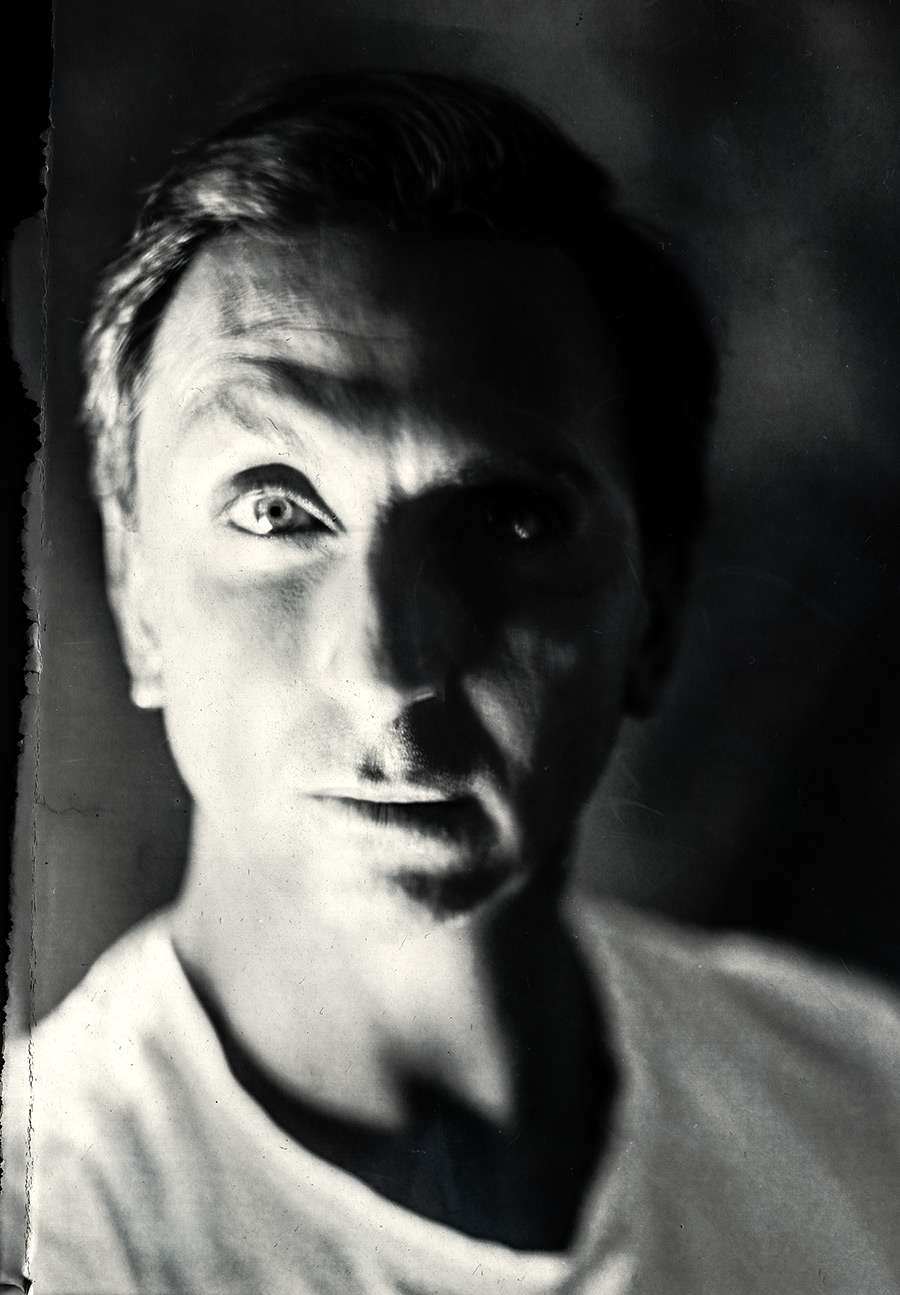 dramatisches halbschattenporträt mit hartem lichtkontrast, analoge fotokunst auf agfapapier, sprezzatura-serie