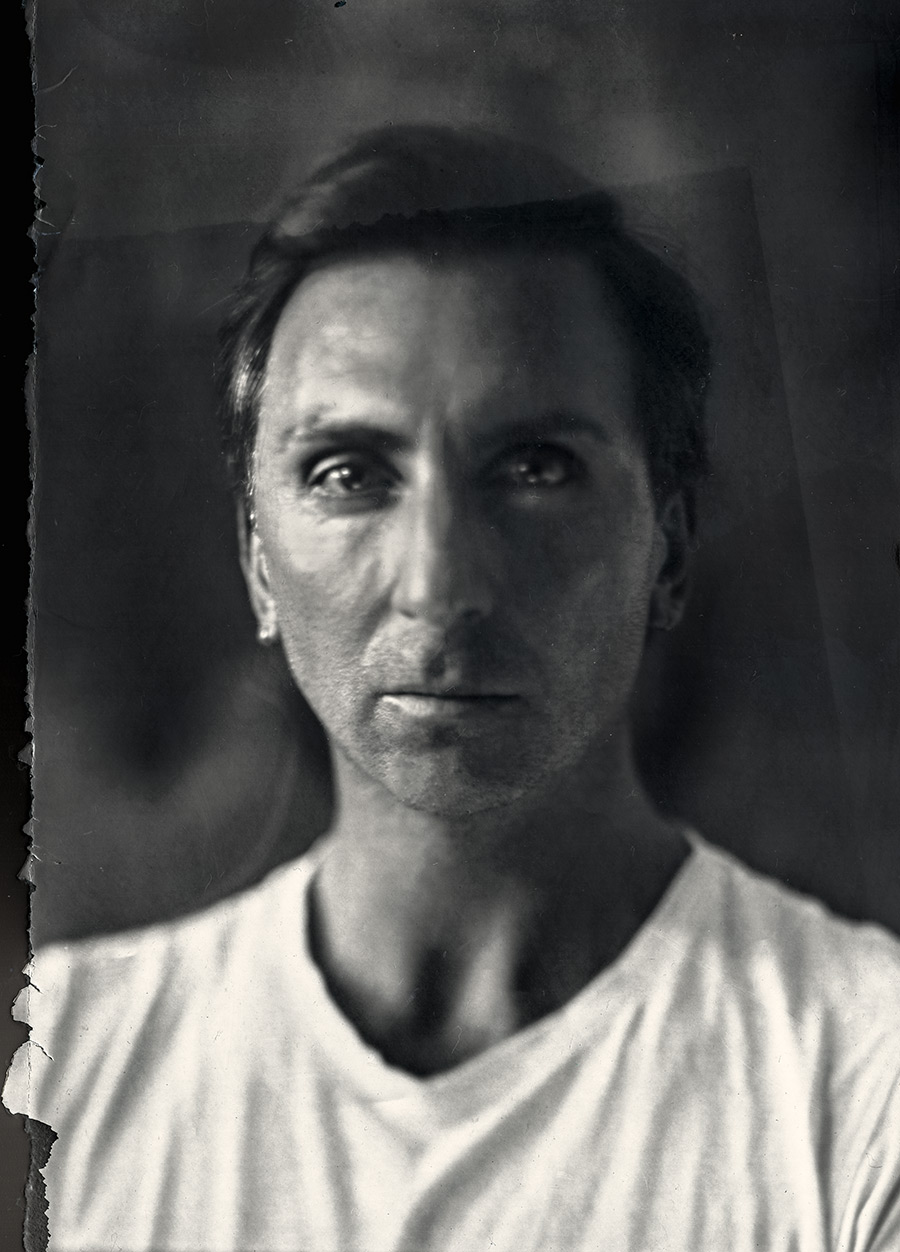 schwarzweiß-porträt balletttänzer im t-shirt, altes agfa-fotopapier, analoge großformatkamera mentor, künstlerporträt sprezzatura