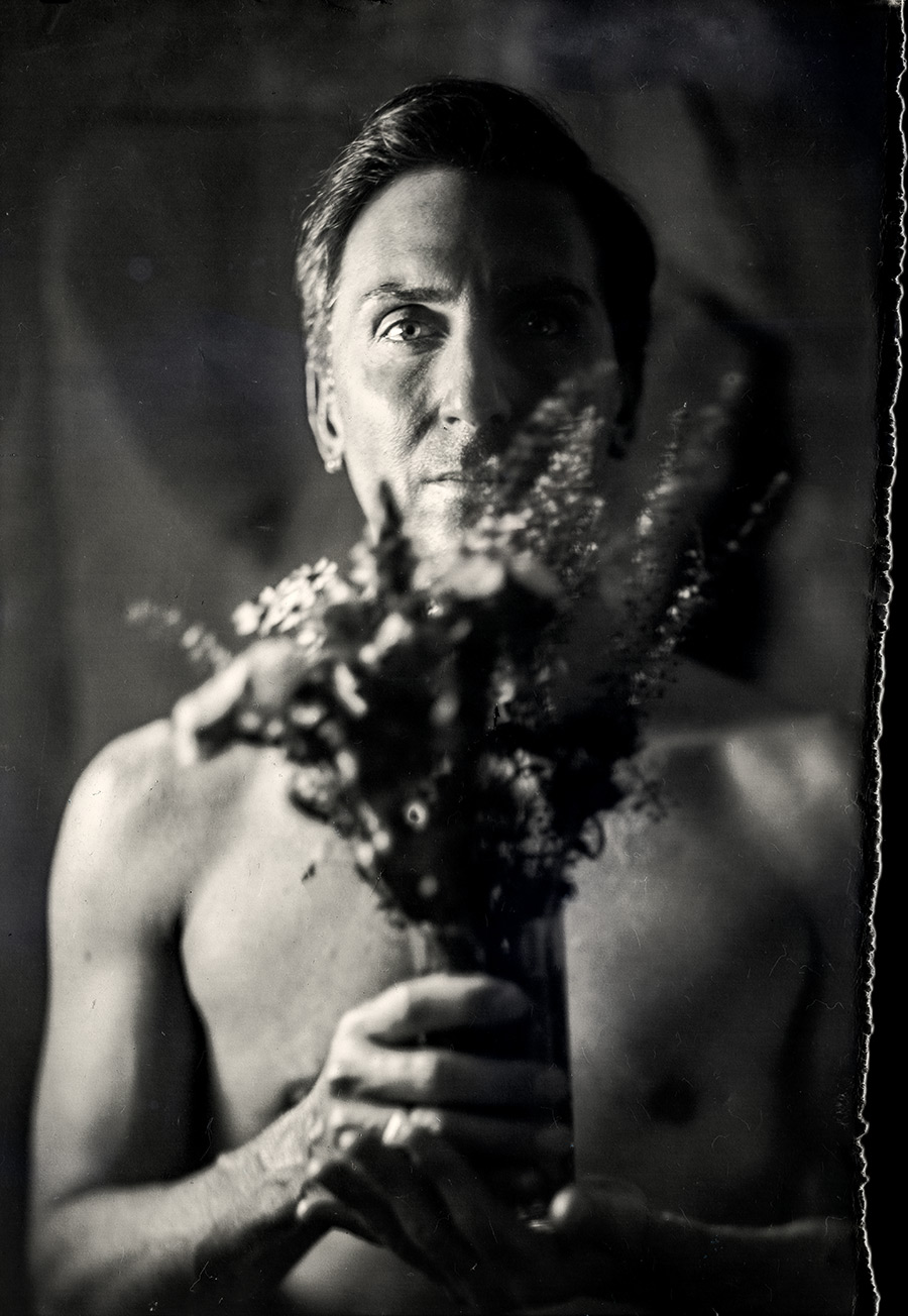 porträt mann mit trockenblumenstrauß vor gesicht, symbolische analogfotografie sprezzatura-serie, großformatkamera mentor