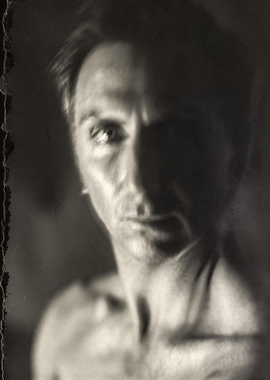 unscharfes seitliches porträt nackter oberkörper, experimentelle analogfotografie sprezzatura-serie, großformatkamera mentor