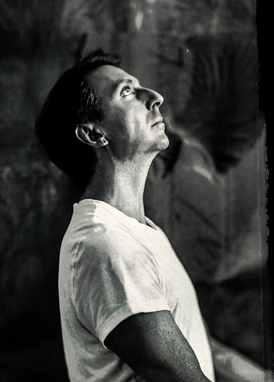 profilporträt mann mit nach oben gerichtetem blick, dramatisches licht, künstlerfotografie sprezzatura-serie, großformatkamera