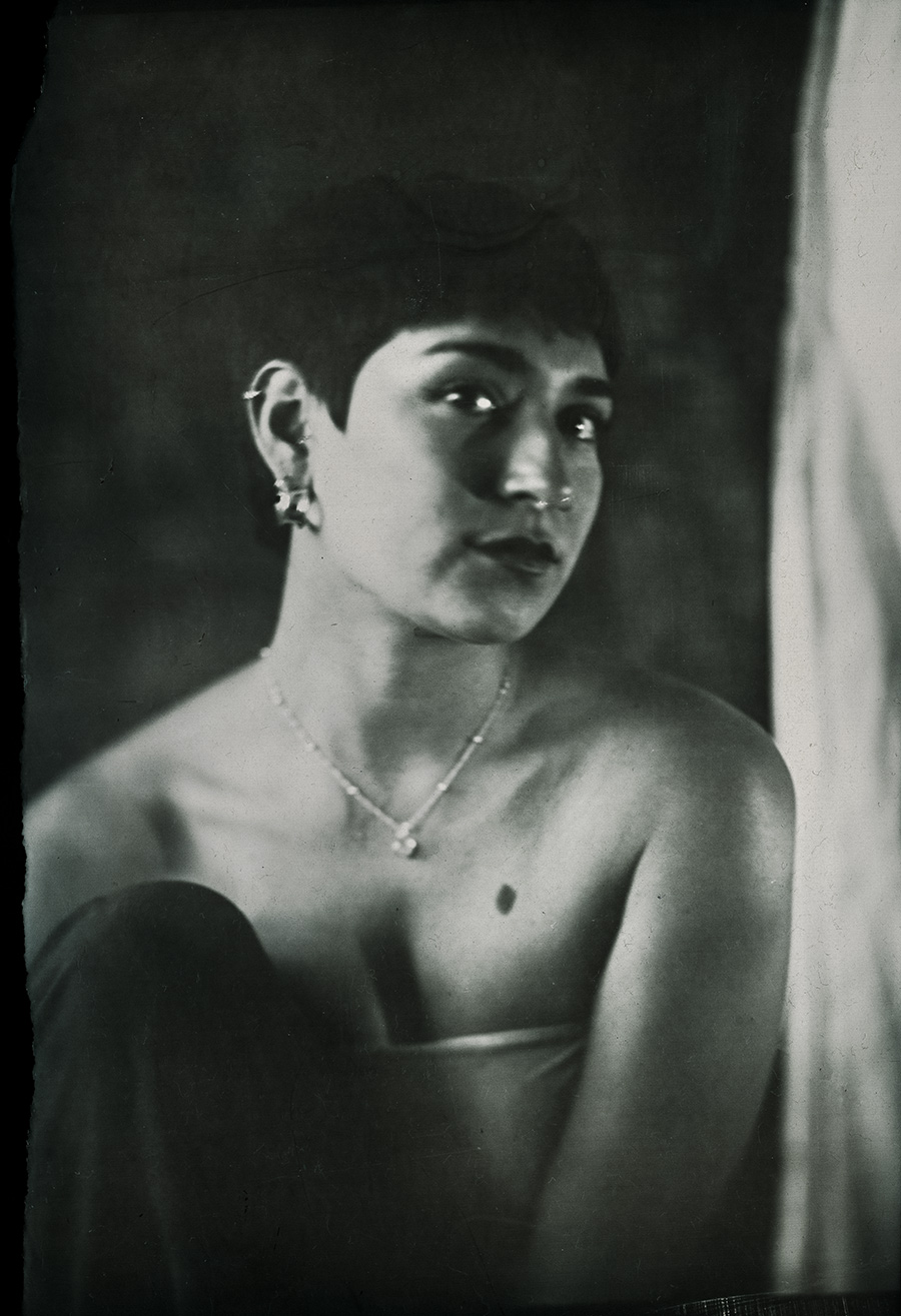 porträt tänzerin mit direktem blick zur seite, schmuck und nackten schultern, analoges fotopapier-porträt fotoserie zauberei