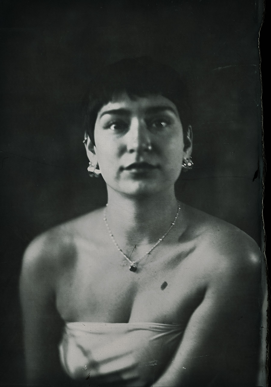 frontales porträt tänzerin mit verschränkten armen, schmuck und drapiertem stoff, fotoserie zauberei, großformatkamera mentor