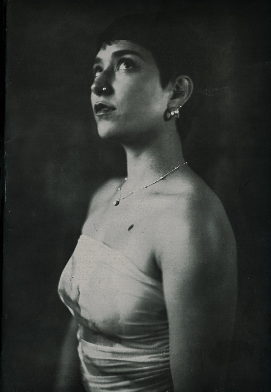 profilporträt tänzerin mit blick nach oben, halskette und ohrring, klassisches analoges porträt fotoserie zauberei