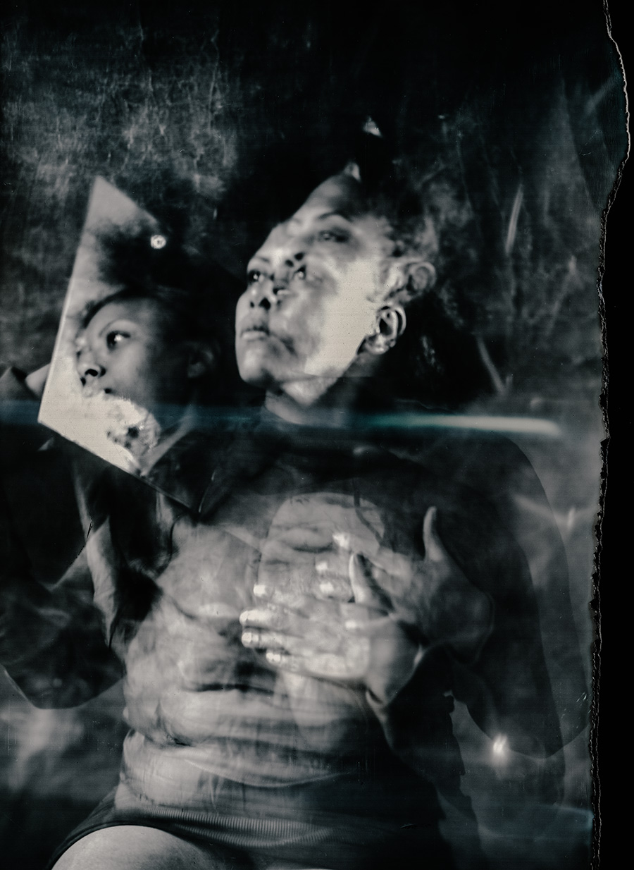 Analoges Aktporträt mit Spiegelfragment, Kopf zurückgeneigt, Hand auf der Brust, starke Bewegungsunschärfe, Großformatkamera Mentor, konzeptuelle Fotografie über Vervielfachung des Selbst