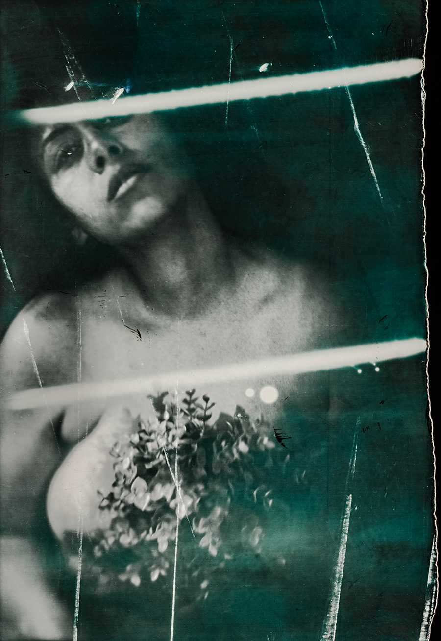Analoges Porträt mit Lichtstreifen über Gesicht und Blumenstrauß in der Hand, türkise Tonung, Großformatkamera Mentor auf Fotopapier, konzeptuelle Fotografie über Licht und Schatten