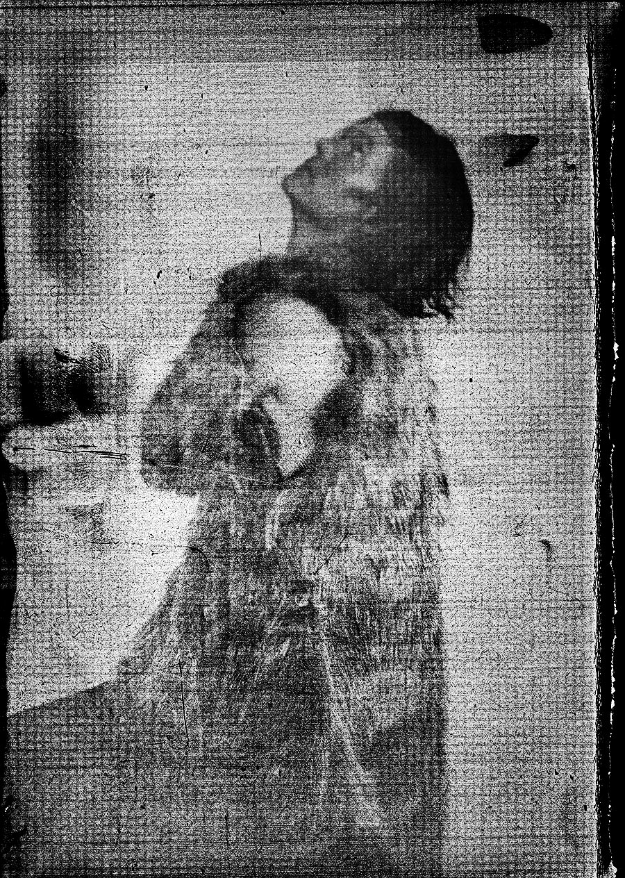 Person in Pelzmantel mit zurückgelegtem Kopf und geschlossenen Augen, starke Kornstruktur, analoges Papiernegativ, Großformatkamera, körnige Schwarz-Weiß-Fotografie, Fotoserie Wolfsstunde