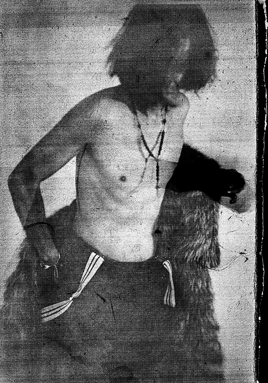 Nackter Oberkörper mit Kettenschmuck, Pelzstück über die Schulter geworfen, gestreifte Bänder am Bund, analoges Papiernegativ, Großformatkamera, konzeptuelle Körperfotografie, Fotoserie Wolfsstunde