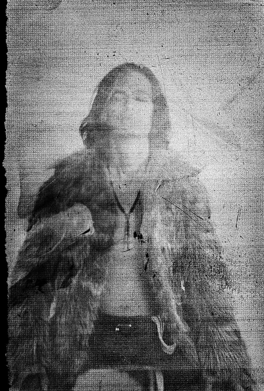 Verwaschenes analoges Porträt einer Person in Pelzmantel, Kopf nach hinten geneigt, starke Körnung und Kratzspuren, Papiernegativ-Ästhetik, Großformatkamera, Fotoserie Wolfsstunde