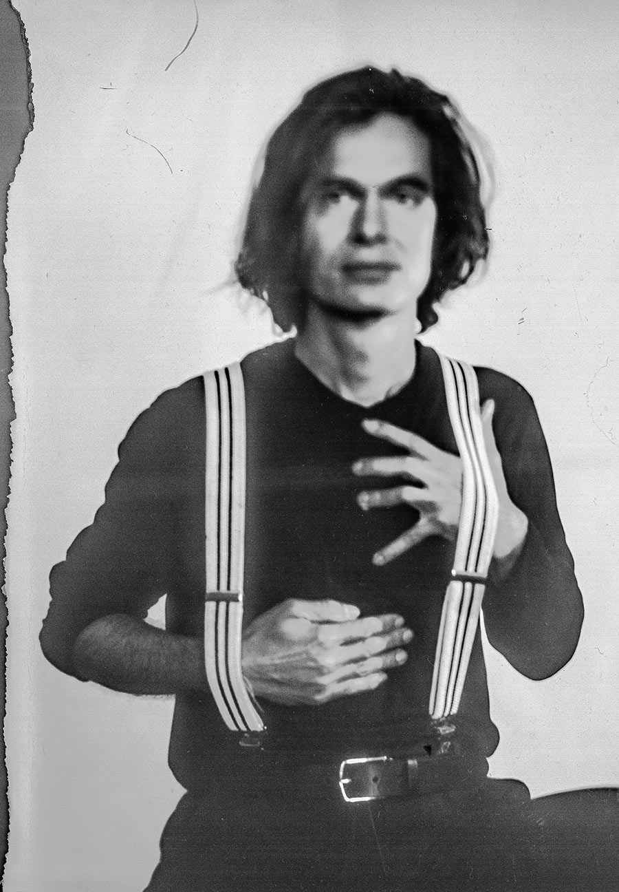 Nahporträt mit erhobener Hand vor der Brust, gestreifte Hosenträger, wacher Blick zur Seite, analoge Papiernegativ-Fotografie, Großformatkamera, Fotoserie Wolfsstunde