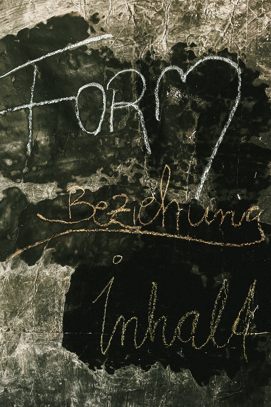 kreidetafel handschrift form beziehung inhalt, goldene kreide, dunkler hintergrund, ankündigung fotoseminar