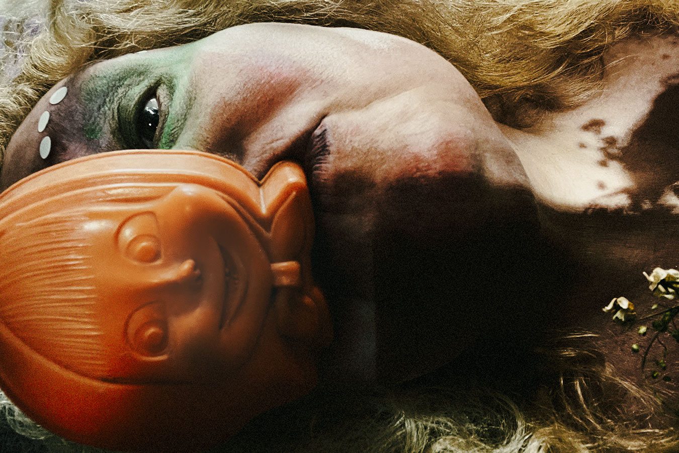 selbstporträt inszeniert, sandkastenform als maske vor auge, grüner lidschatten, analog-digitaler remix, konzeptuelle porträtfotografie