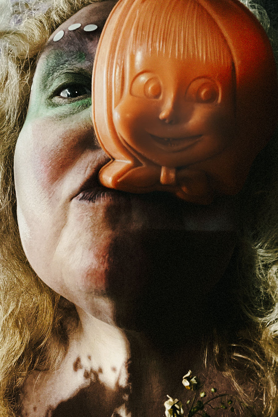 selbstporträt inszeniert, sandkastenform als maske vor auge, grüner lidschatten, analog-digitaler remix, konzeptuelle porträtfotografie