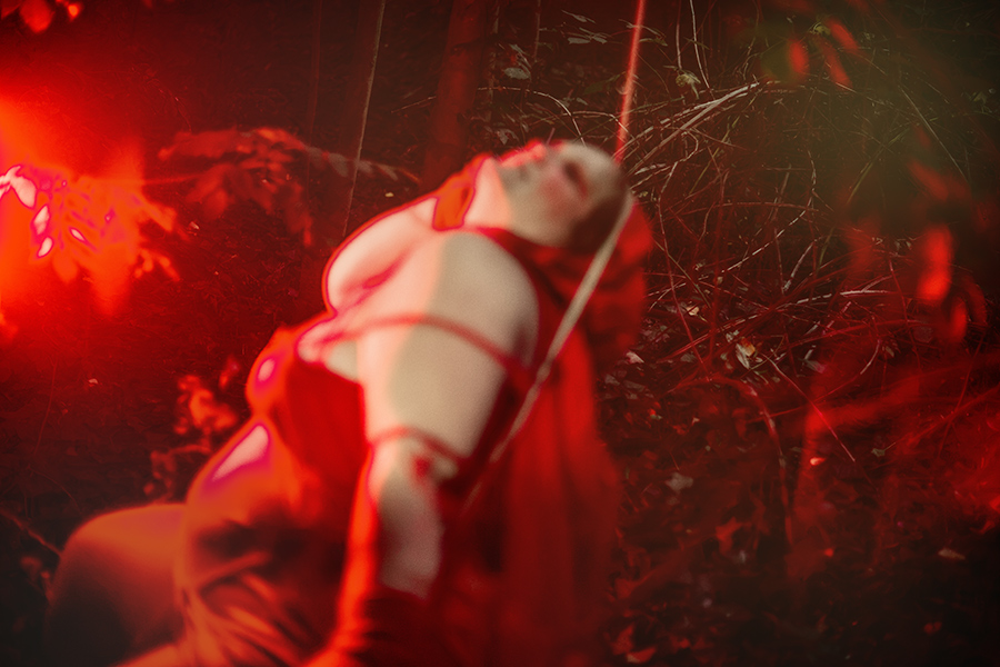 rotkäppchen liegend gefesselt unscharf, rotes licht wald, inszenierte fotografie piroska