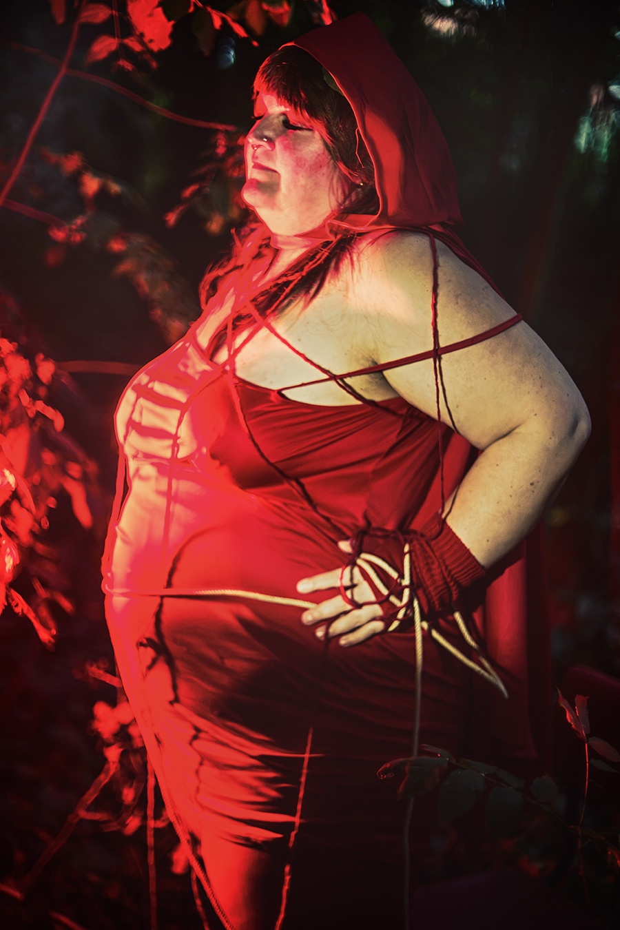 rotkäppchen seile um körper gewickelt, rotes kleid wald, stolze haltung, inszenierte fotografie piroska