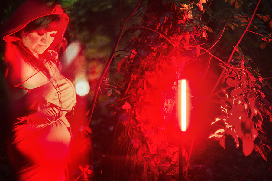 rotkäppchen gelöste seile wald, blick nach unten, neonlicht rot, inszenierte fotografie piroska